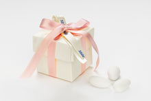 Carica l'immagine nel visualizzatore di Gallery, Scatolina color avorio